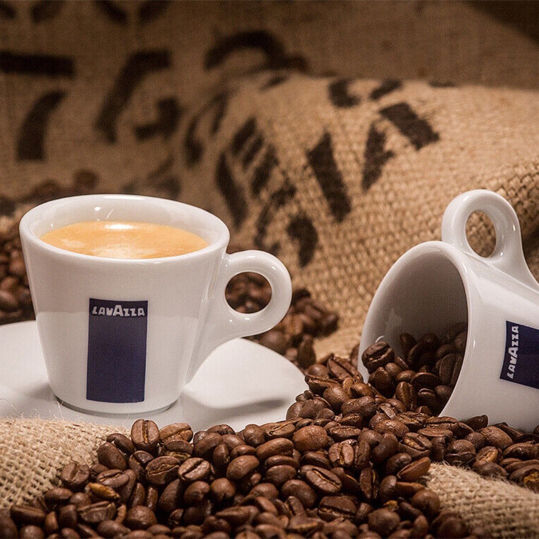 Espresso in Lavazza-kopjes met verse koffiebonen